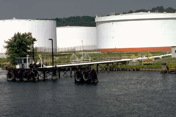 Нефтехранилище.